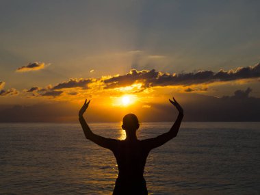 meditasyon, yoga pratik batımında sahilde. Meditasyon, sağlıklı yaşam ve uyum kavramı