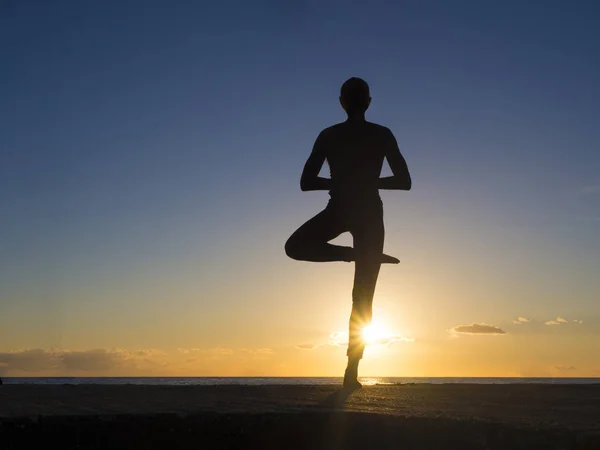 Meditação, prática de ioga na praia ao pôr do sol. Meditação, vida saudável e conceito de harmonia — Fotografia de Stock