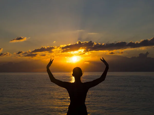 Méditation, pratique du yoga sur la plage au coucher du soleil. Méditation, vie saine et concept d'harmonie — Photo