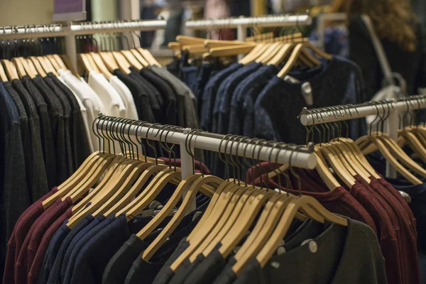 Raf Giyim Mağazası asılı giymek. Satış ve alışveriş kavramı