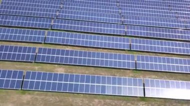 Güneş panelleri dron havadan görünümü