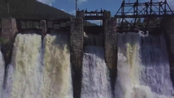 Luchtfoto. Shot van de waterval en een oude Dam. Zomer landschap. De camera beweegt vanaf de dam, terug en omhoog het onthullen van het gehele terrein. — Stockvideo