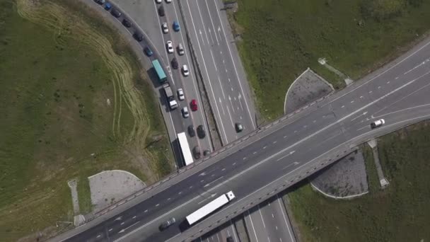 Letecký snímek města silničního provozu nad velkou křižovatku. Auta, autobusy a nákladní vozidla, jízdy na avenue. Svislý řez. — Stock video