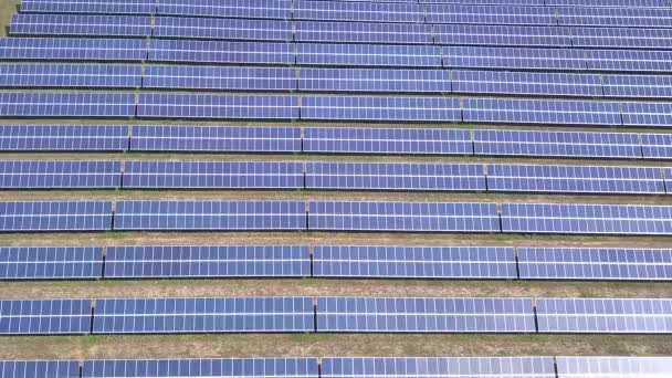 Luchtfoto 's. Vliegen over de zonne-energiecentrale met zon. Zonnepanelen en zon. Dronenschot vanuit de lucht. — Stockvideo