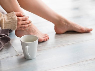 kadın ayakları ve bir fincan çay ya da kahve