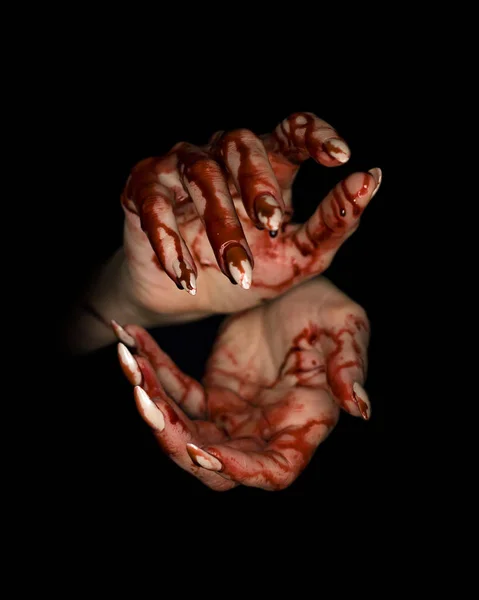 Жіночі руки в крові. Кігті. На темному тлі . — стокове фото