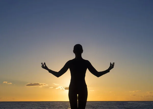 Meditação de ioga ao pôr do sol. Conceito de vida e meditação útil . — Fotografia de Stock