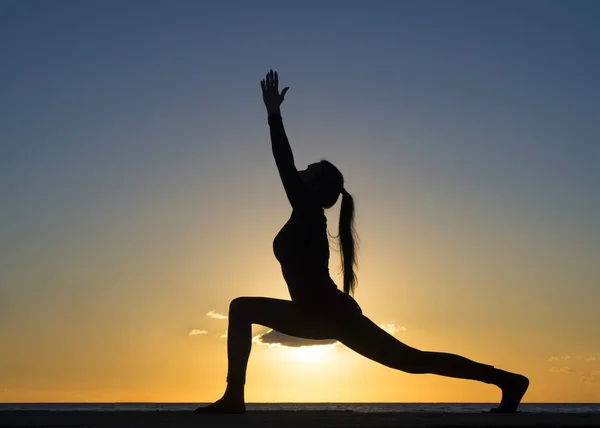 Meditação de ioga ao pôr do sol. Conceito de vida e meditação útil . — Fotografia de Stock