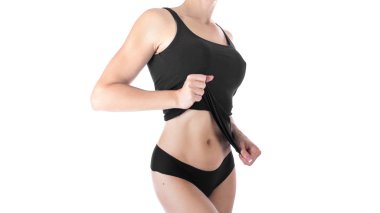 Beyaz arka plan üzerinde izole güzel kadın bedeni. Siyah Külot ve beline gösterilen sirt seksi genç kadın. İnce kavramı