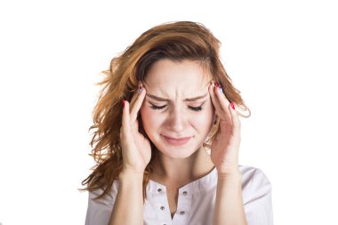 Kafa tutan bir baş ağrısı ile genç bir kadın beyaz arka plan üzerinde izole. Baş ağrısı kavramı.