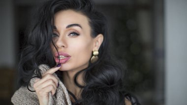 Uzun kıvırcık siyah saçlı seksi kadın. Güzellik ve saç bakım kavramı.