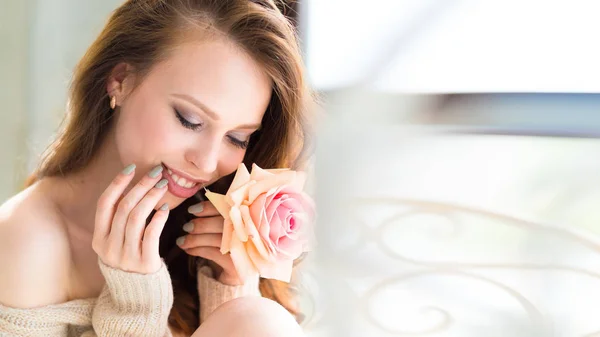 Nahaufnahme Schönheit junges Modell Mädchen Gesicht mit rosa Blume in der Nähe Lippen. Gesichtspflegekonzept. — Stockfoto
