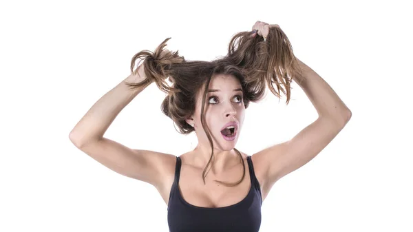 Mujer sorprendida trastornada con el pelo enredado. Concepto de salud del cabello . — Foto de Stock