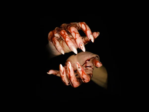 Mãos assustadoras e sangrentas, isoladas no fundo escuro. Halloween, bruxa, conceito de horror . — Fotografia de Stock