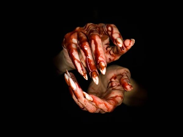 Страшна рука зомбі на темному тлі. може бути корисним для деякої концепції Хеллоуїна — стокове фото