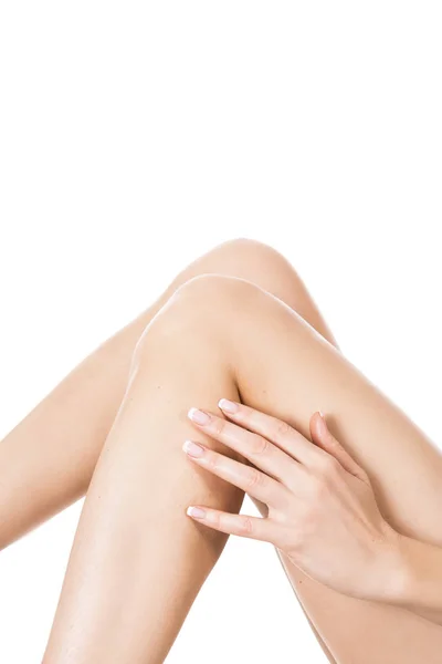Zadbane kobiece nogi po depilacji na białym tle — Zdjęcie stockowe