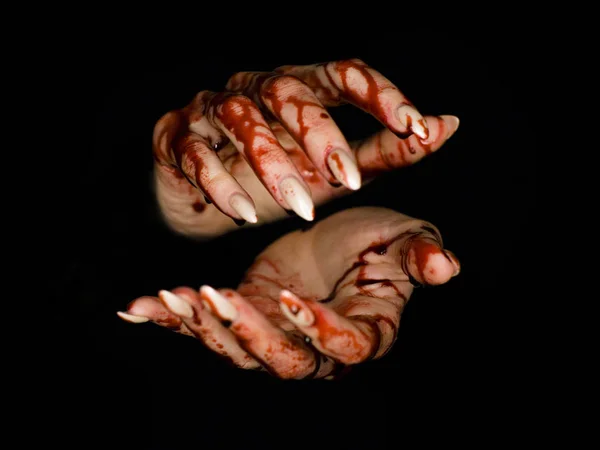 Děsivé zombie ruku na tmavém pozadí. může být užitečné pro některé koncepce Halloween — Stock fotografie