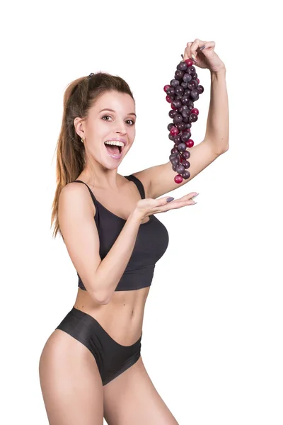 Mooie lachende vrouw met druiven geïsoleerd op een witte achtergrond. Gezonde voeding en afslanken concept — Stockfoto