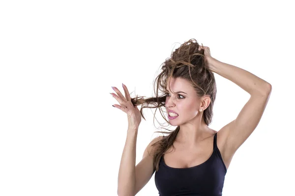 La joven no está contenta con las puntas abiertas de su cabello. Concepto de salud del cabello . — Foto de Stock