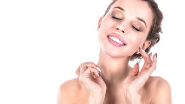 güzel model beyaz yüzünde kozmetik krem tedavisi uygulayarak. Cilt bakım kavramı