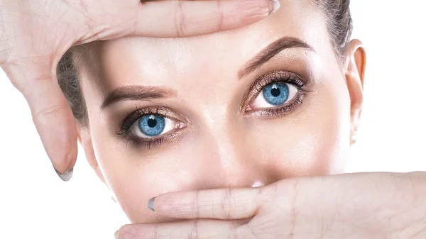 Image rapprochée des yeux bleus féminins. Yeux concept de santé . — Photo
