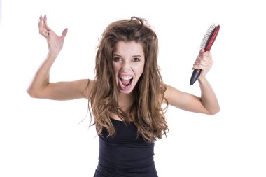 sevimli kız karışık saç ve çığlıklar kamerayı beyaz bir arka plan içine bir tarak ortaya çıkarır. Saç sağlık kavramı