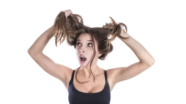 Chica con el pelo desordenado aislado sobre fondo blanco. Mujer frustrada. Una chica desesperada. concepto de fuerza capilar . — Foto de Stock