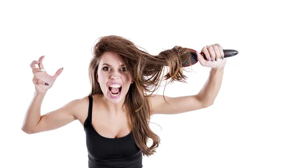 Imagen de mujer hermosa desesperada grita enojado, no puede hacer peinado, estar enojado con peine. concepto de salud del cabello — Foto de Stock