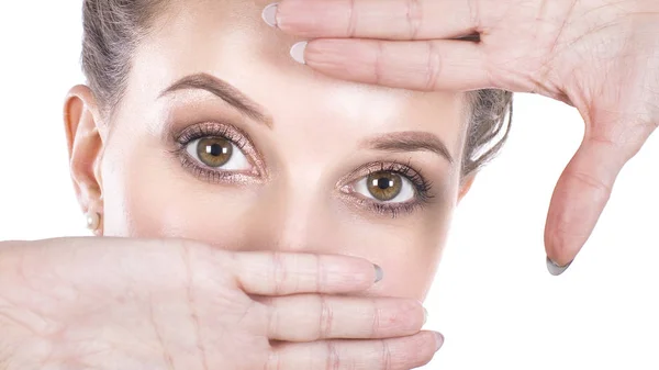Крупним планом зображення жіночих карих очей. Концепція здоров'я та догляду . — стокове фото
