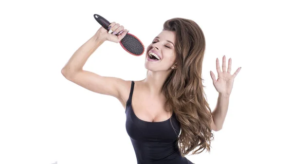 Femme chantant au peigne fin, profiter de la santé des cheveux. Concept de soins de santé — Photo
