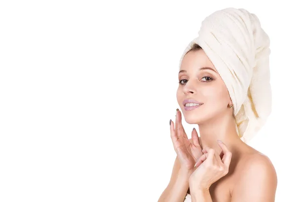 Schöne junge Frau in Handtuch Anwendung Körperlotion. Skin Acre Konzept — Stockfoto