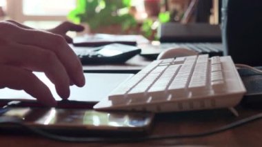 Adam pc dokunmatik yüzey ile bilgi aramak. Erkek parmak yazarak İngilizce klavye ile siyah dizüstü touchpad üzerinde. Seçici odak