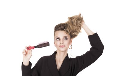 sıkı bir takım elbise kız saçları ve bir tarak onun elinde tutar. İş saç modeli.