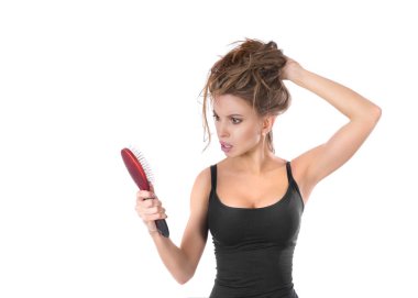 Üzgün kız tarak görünüyor. Saç sağlık kavramı