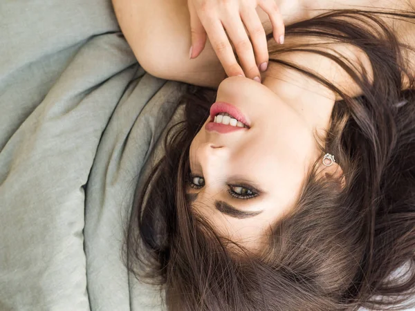 Çekici gülümseme yüzünü yakın kadın ve o sabah yatakta yatıyordu. Cilt bakım kavramı