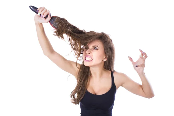 Jeune belle fille ayant des problèmes pendant les cheveux. Studio isolé tourné — Photo