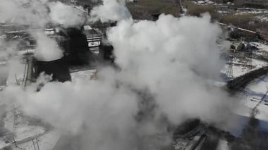 Büyük borular ile termal enerji üreten bitki üzerinde uçan. Hava atışı. Eclolgy problem kavramı.