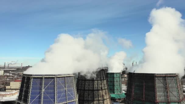 Vista aérea de drones de tuberías humeantes y torres de refrigeración de la central térmica de carbón. Central térmica de escape de vapor. Concepto de problema Eclolgy — Vídeos de Stock