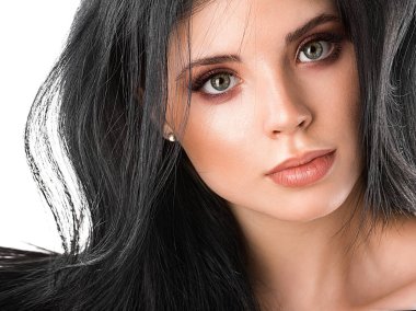 Güzel esmer kadın yüzünü yakın beyaz studio.