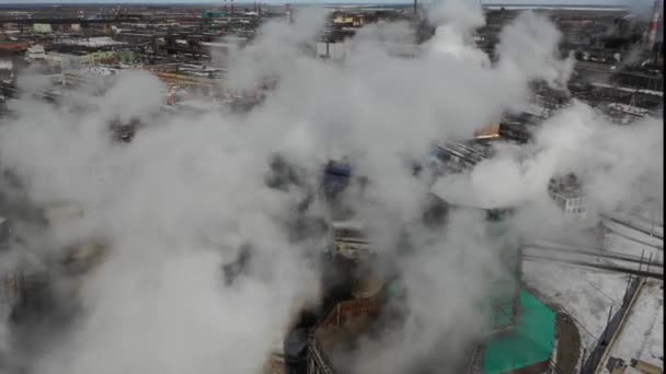 Smokestacks at industrial plant polluting atmosphere. Winter aerial. — Stock Video