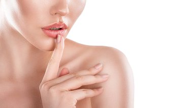 Güzel bir kadın yüzü beyaz stüdyoya yakın.