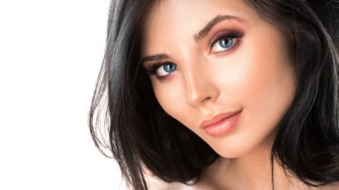 Güzel bir kadın yüzü beyaz stüdyoya yakın..