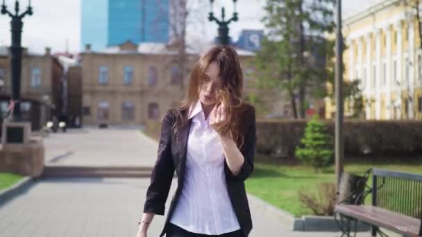 Verrückt fröhliche Geschäftsfrau tanzt in der Straße Stadt Corporate feiert Leistung — Stockvideo