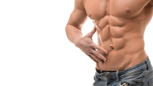 Torso maschile muscolare isolato su bianco. Shirtless uomo in blu jaens toccare i suoi addominali — Foto Stock