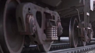 Tekerlekleri eski kamera tarafından geçen tren yolda tren. Atış kapatın
