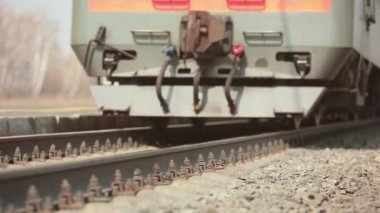 Tekerlekleri eski kamera tarafından geçen tren yolda tren. Atış kapatın