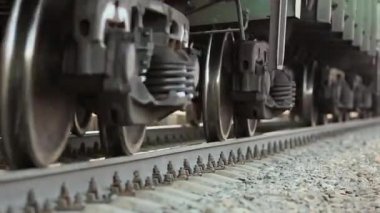 Tekerlekleri eski kamera tarafından geçen tren yolda tren. Atış kapatın