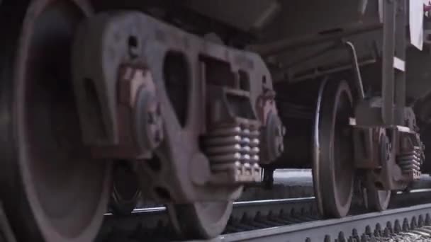 Hjulen träna av gamla järnvägsspår förbi kameran. Nära upp skott — Stockvideo