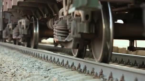 Koła starego pociągu na torach kolejowych, przechodzącej przez aparat. Strzał z bliska — Wideo stockowe