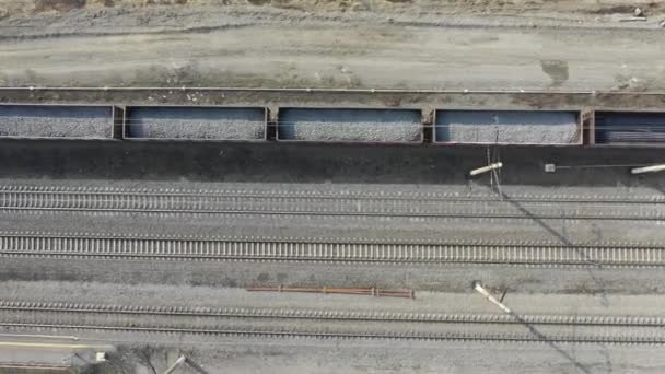 Voando sobre a estação ferroviária e ferrovia vista aérea. Top vista ferroviária com muitas faixas . — Vídeo de Stock